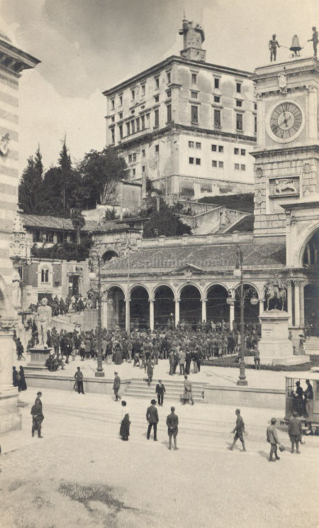 Udine durante l'invasione. Concerto della banda musicale austriaca in piazza Vittorio Emanuele.jpg